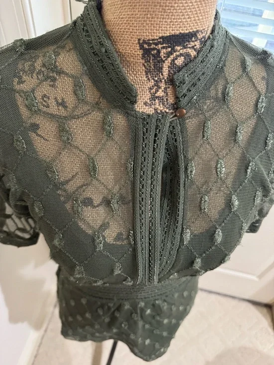 Alfani Olive Crochet Lace Mock-Neck Short Sleeve Top size M - Picture 2 of 9